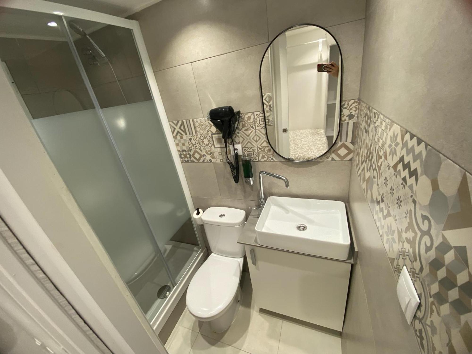 Suites Nuevas Con Bano Privado Frente Al Metro St Mwc Barcelona-Fira Оспиталет-де-Льобрегат Экстерьер фото