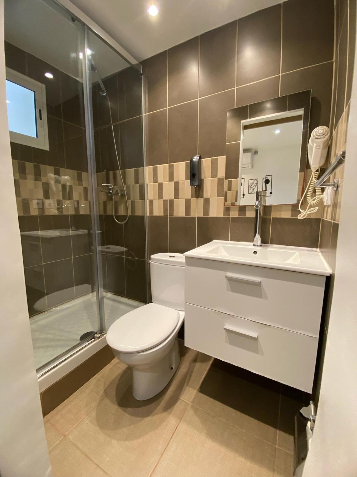 Suites Nuevas Con Bano Privado Frente Al Metro St Mwc Barcelona-Fira Оспиталет-де-Льобрегат Экстерьер фото